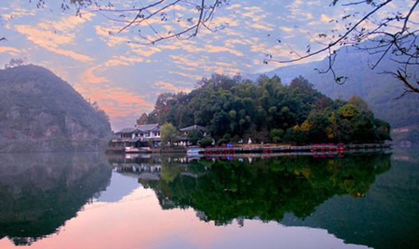 芦茨湾风情小镇.jpg